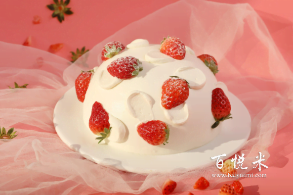 柔软戚风包裹满满的自制草莓香缇奶油蛋糕，中间还有新鲜草莓果粒
